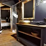Les Cles Des Remparts - Prive A Theme Equipe - Atypique - Centre - Gare - Haras - Parking Public Gratuit - Entree Autonome - Wifi - Netflix - Tv Xxl - Lit 160x200 * Saint-Lo