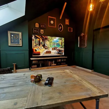 Appartement Les Cles Des Remparts - Prive A Theme Equipe - Atypique - Centre - Gare - Haras - Parking Public Gratuit - Entree Autonome - Wifi - Netflix - Tv Xxl - Lit 160x200