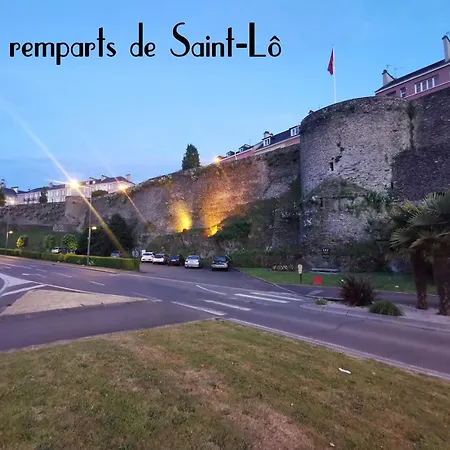 Les Cles Des Remparts - Prive A Theme Equipe - Atypique - Centre - Gare - Haras - Parking Public Gratuit - Entree Autonome - Wifi - Netflix - Tv Xxl - Lit 160x200 * Saint-Lo