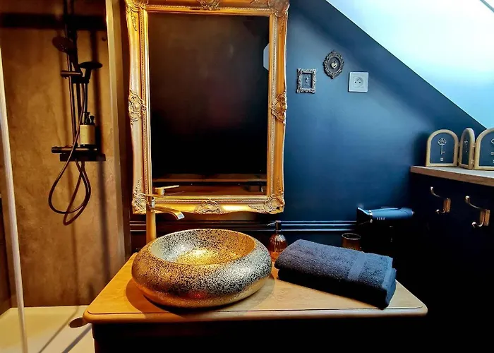 Les Cles Des Remparts - Privé à Thème équipé - Atypique - Centre Saint-lô - Gare - Haras - Parking Public Gratuit - Entrée Autonome - Wifi - Netflix - Tv Xxl - Lit 160x200 *